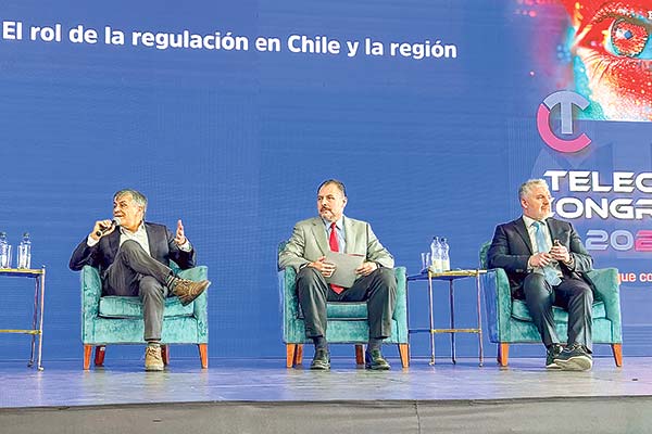 El subsecretario de Telecomunicaciones Claudio Araya (a la izquierda) participó del Telecom Congress 2024, junto a Fernando Rojas de CEPAL y Rodrigo Ramirez, presidente de Indicam.