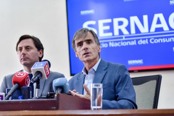 A la derecha, el director nacional del Sernac, Lucas Del Villar y a la izquierda el ministro de Economía, José Ramón Valente.
