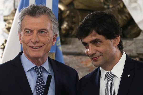 Hernán Lacunza tomó posesión de su cargo ante el presidente Mauricio Macri. Foto: Reuters
