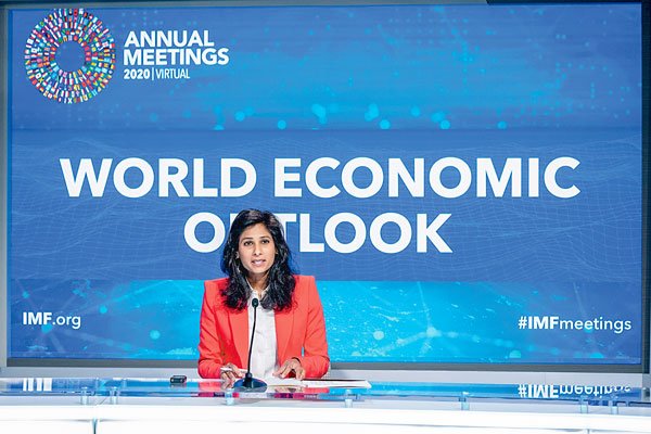 La economista jefa del FMI, Gita Gopinath, presentó ayer las nuevas proyecciones de la entidad. Foto: FMI