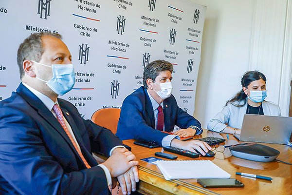 El ministro Cerda presentó el Estado de la Hacienda Pública junto al subsecretario Alejandro Weber y la titular de la Dipres, Cristina Torres.