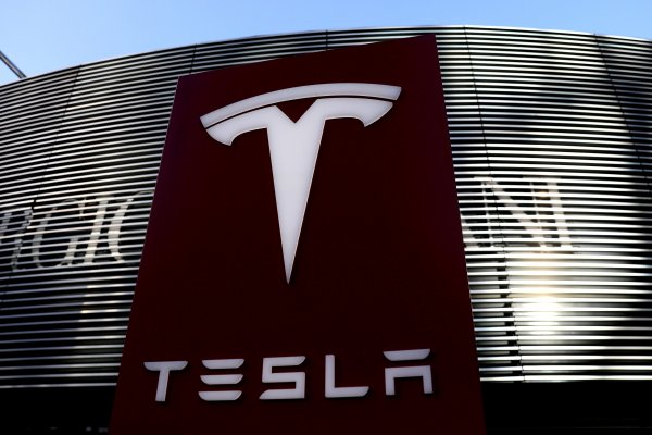 Tesla reanuda su caída mientras los temores de una producción lenta pesan sobre las acciones