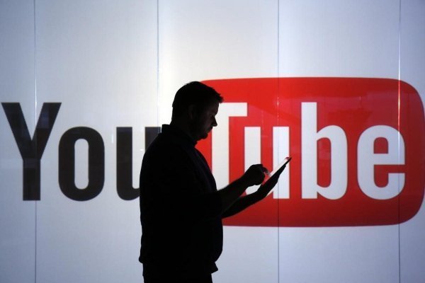 La directora ejecutiva de YouTube aseguró en Davos que están trabajando para combatir la desinformación