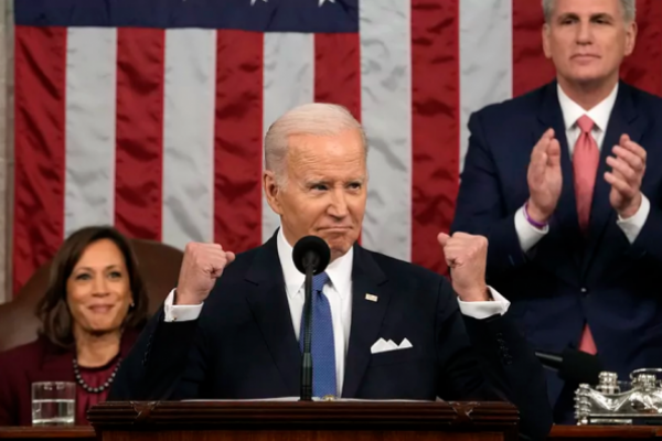 Joe Biden hacer un gesto de fuerza durante el discurso del estado de la unión.
