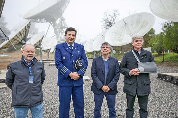 Guillermo Cifuentes especialista de redes satelitales de Entel; coronel Hernán Tello Sepulveda; Claudio Araya, subsecretario de Telecomunicaciones; y Antonio Büchi, gerente general de Entel.