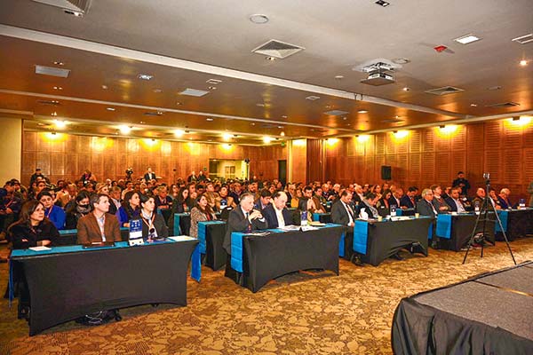 Unas 300 personas participaron en el encuentro EN el Instituto Regional de Administración de Empresas en Los Ángeles.