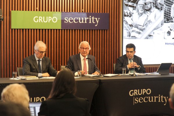 El presidente de Grupo Security, Renato Peñafiel (al centro) lideró la junta ordinaria de accionistas.