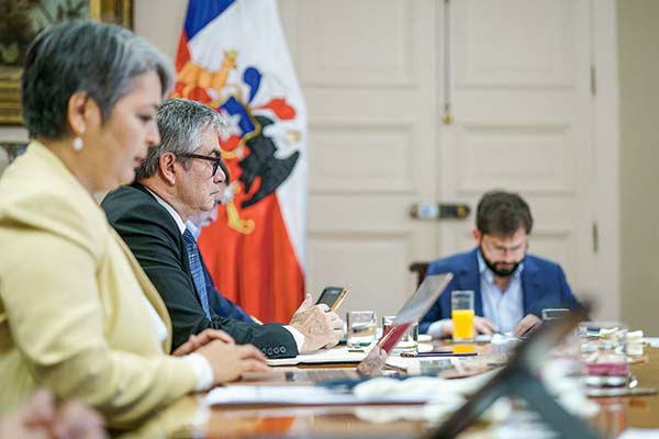 La ministra del Trabajo y Previsión Social, Jeannette Jara, y el de Hacienda, Mario Marcel, encabezan las tratativas. Foto: Presidencia