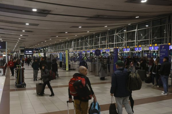 <p>Pasajeros son desembarcados de vuelo Santiago-Calama en aeropuerto de Pudahuel por aviso de bomba</p>