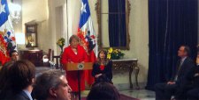 Bachelet firma proyecto que sustituye el sistema binominal