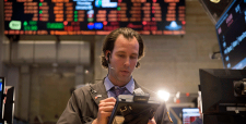 El Dow Jones cierra plano, mientras que el S&P 500 y el Nasdaq consiguen leves alzas