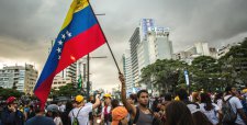 Riesgo de default de Venezuela llega a 63% y analistas creen que impago llevaría a una hiperinflación