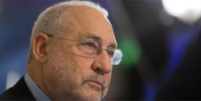 Joseph Stiglitz: "Chile tendría que estar sumamente preocupado" por su sistema de pensiones
