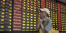 Bolsa de Shanghái sufre su mayor desplome desde 2007 y gobierno afirma que mantendrá intervención