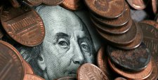 Dólar cierra en niveles de $ 691 una volátil jornada marcada por el IPoM y China
