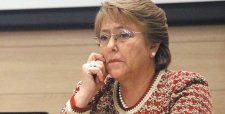 Adimark: aprobación de Bachelet es la más baja para un presidente y rechazo a la reforma laboral alcanza un 55%