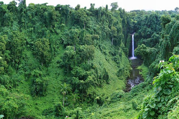 7. Cascada de Samoa. Las islas de Samoa ocupan en total una superficie inferior a 200 km2 dentro de la región de la Polinesia.