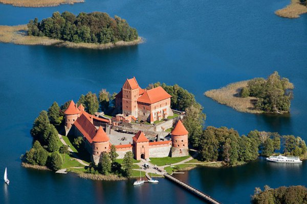 En este Parque Nacional se puede visitar este castillo medieval, que data originalmente del siglo XIV.