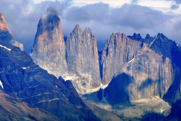 Muchas de las 133 reservas del país son de propiedad privada, aunque existe una asociación creada expresamente para gestionar estas áreas. Torres del Paine particularmente es conocido en el mundo por los macizos que le dan su nombre, gigantes de granito modelados por la fuerza del hielo glacial.