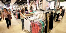 Menos aperturas y más despidos: retail se ajusta el cinturón ante débil economía