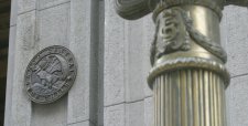 Analistas rebajan proyección para el dólar y lo ubican bajo los $ 700 hasta fin de año