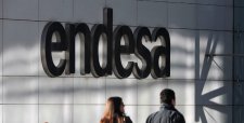 Mercado castiga acciones de Enersis y Endesa tras resolución