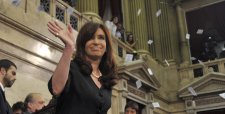Cristina Fernández declara por dólar futuro en medio de un fuerte operativo de seguridad