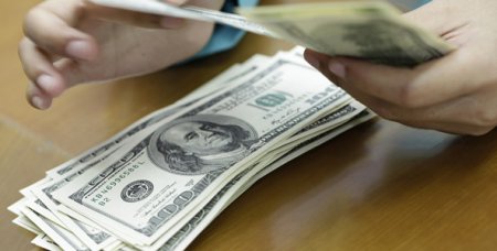 Dólar se desploma hasta los $ 657 en medio de debilitamiento global de la divisa