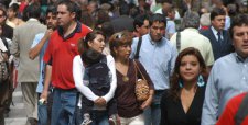 La desaceleración se hace sentir: desempleo en Santiago salta sobre 9% y enciende alarmas