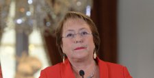 Qué Pasa en picada contra Bachelet y aseguran estar preocupados por "efecto amedrentador" de querella