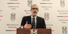 Valdés tras tropiezo en reajuste: "Seguiré siendo ministro mientras tenga la confianza de la Presidenta"
