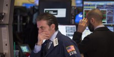 Anuncio de tres alzas de tasas en 2017 de la Fed impide al Dow Jones alcanzar los 20.000 puntos por primera vez