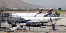 Aeropuerto de Santiago multará a aerolíneas que excedan tiempo de permanencia en el terminal