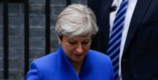 Theresa May enfrenta primera prueba de autoridad tras fracaso electoral