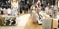Las multitiendas se redefinen en Chile: locales más pequeños y enfocados en la mujer