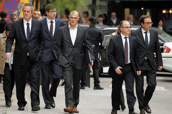 Fiscal pide orden de detención de Puigdemont y exautoridades catalanas quedan en prisión