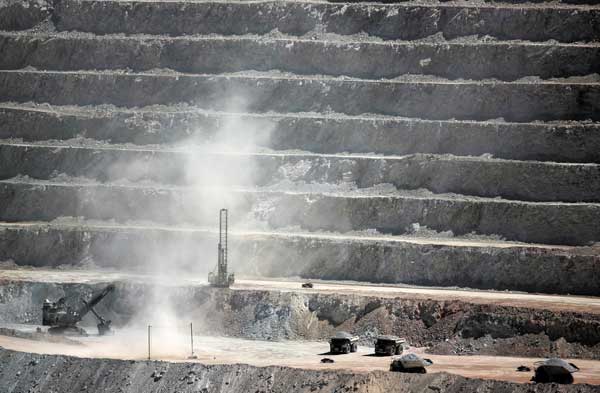 <p>Grandes mineras rompen tendencia y suben 6% sus costos por menor producción de cobre</p>