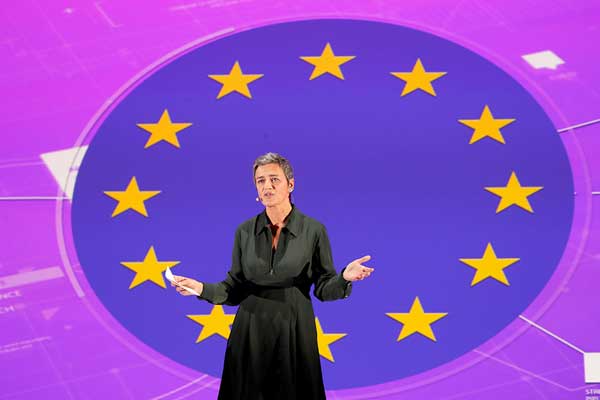 <p>Comisionada de la competencia de la UE eleva su ofensiva contra firmas tecnológicas</p>