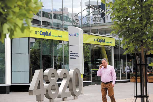 <p>Desde viajes al exterior hasta bonos por uniforme: los incentivos de las AFP para sus trabajadores</p>