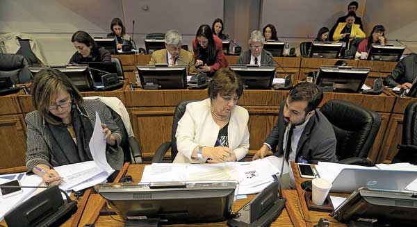 Mixta aprueba recursos para gratuidad en educación en una acalorada discusión