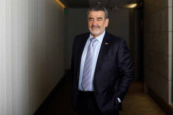 Luksic justifica compra del 100% de Canal 13: "La UC no estaba disponible" para inyectar recursos