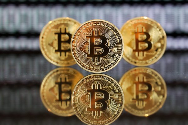 ¿Se deben volver a dividir las bitcoins? Dudas en el mercado golpean precio de la criptomoneda estrella