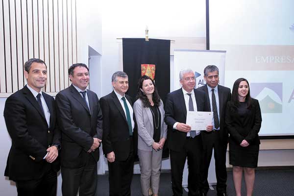 Aguas Andinas y Santander AGF líderes sustentables en Chile