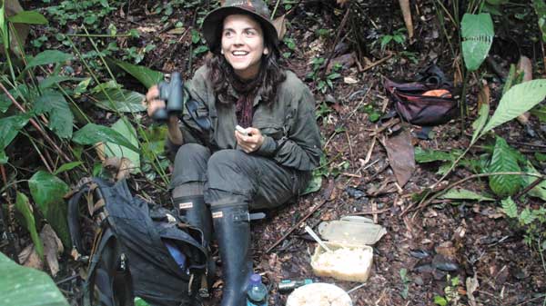 Científicas al poder: La chilena que busca entender a los humanos estudiando a los primates