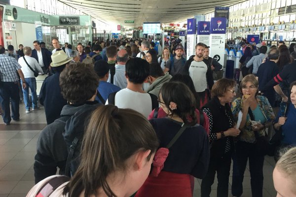 La impresionante fila que estresó a miles de pasajeros en el aeropuerto de Santiago