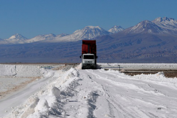 <p>Mercado continúa dudando de la capacidad de Chile de liderar producción de litio y pone a Argentina por delante</p>