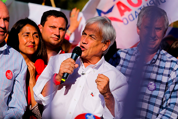 <p>Piñera: "Me parece una paradoja que los mismos que humillaron a Ricardo Lagos, ahora se estén peleando su apoyo"</p>