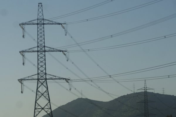 LyD cuestiona nivel de precios en reciente licitación eléctrica y advierte urgencia de cambio regulatorio