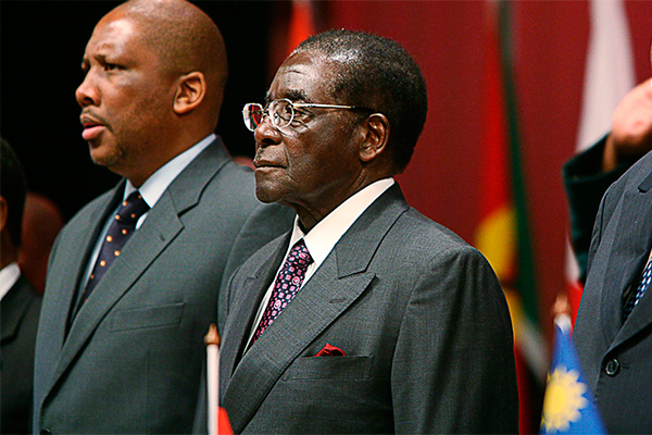 <p>Mugabe está al borde de perder el poder tras 37 años al frente de Zimbabue</p>
