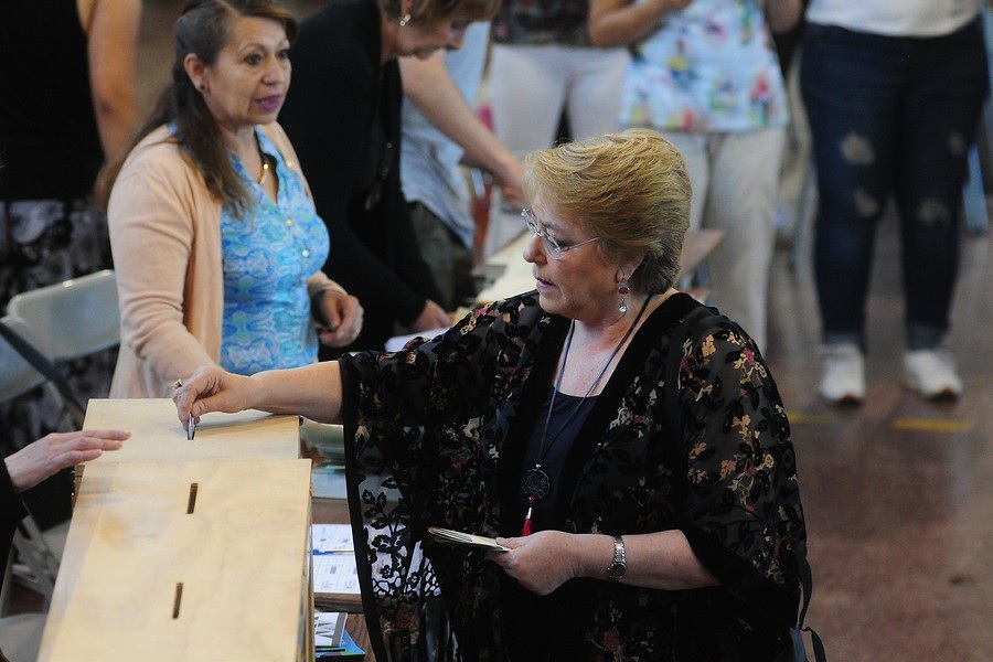 <p>Presidenta Bachelet votó con claro llamado a participar en jornada electoral</p>
